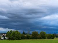 Dunkler Wolkenhaufen am Himmel bei Aschau